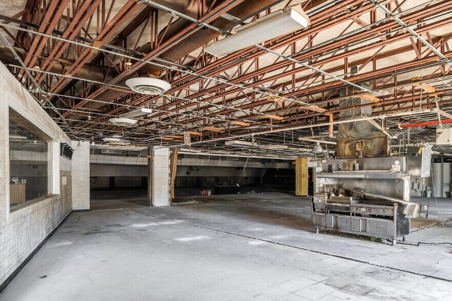 More Photos Of 3220 Stanton St, Springfield Storefront For Sale