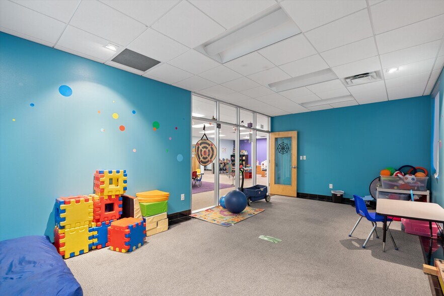 More Photos Of 9811 S IH-35, Austin Office For Sale