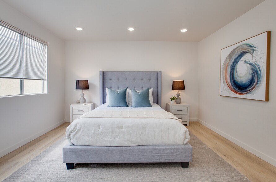 More Photos Of 1922 Canal St, Venice Apartments For Sale