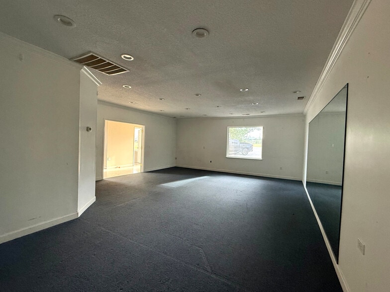 More Photos Of 117 Park Rd, Lexington Showroom For Sale