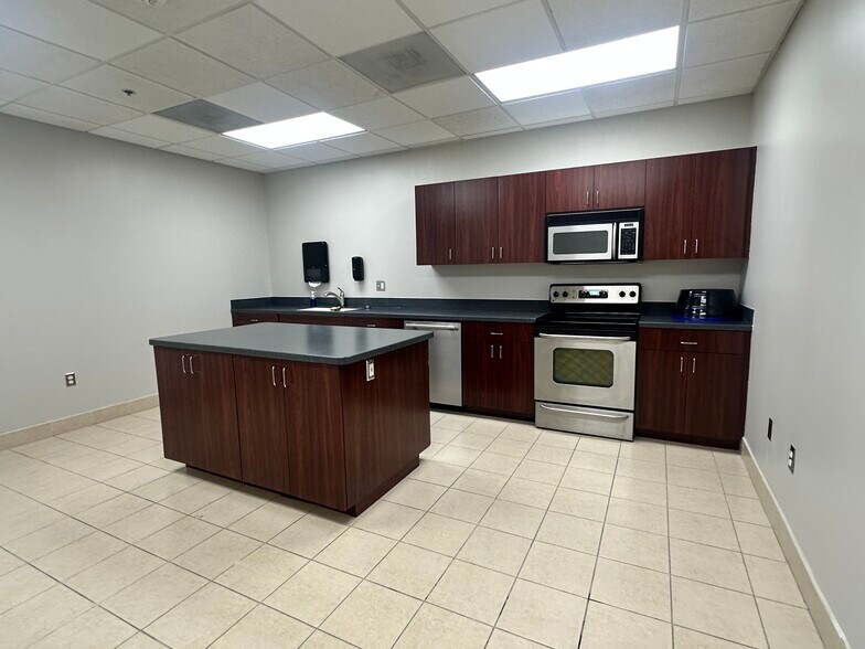 More Photos Of 6021 142nd Ave, Clearwater Office For Lease