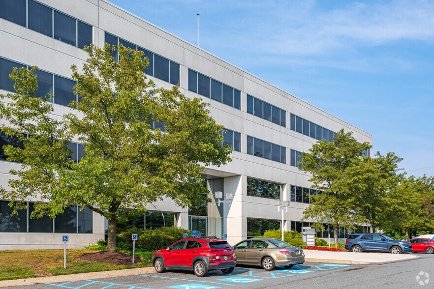 More Photos Of 111 Continental Dr, Newark Office For Lease