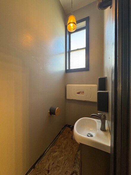 More Photos Of 648 E McMillan St, Cincinnati Storefront Retail Residential For Lease