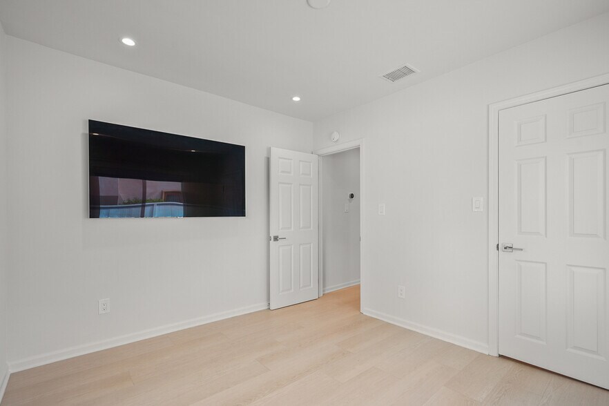 More Photos Of 617 Westmount Dr, West Hollywood Apartments For Sale