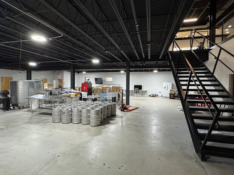 More Photos Of 109 Fieldview Dr, Versailles Office For Lease