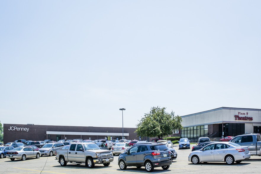 More Photos Of 2500 S Center St, Marshalltown Unknown For Lease