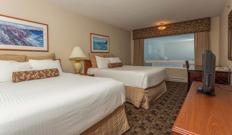 More Photos Of 536-614 SW Elizabeth St, Newport Hotel For Sale