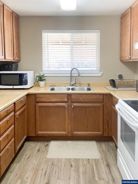 More Photos Of 179 S Mill St, Sumpter Hotel For Sale