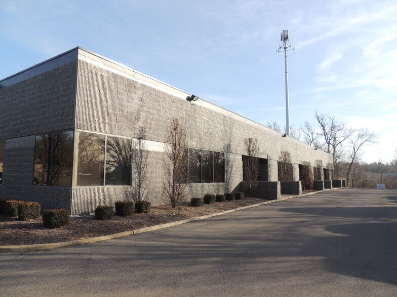 More Photos Of 440-460 Sovereign Ct, Ballwin Manufacturing For Lease