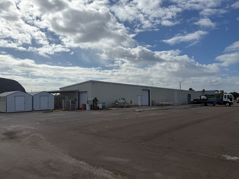 More Photos Of 12625 40th St N, Clearwater Warehouse For Lease