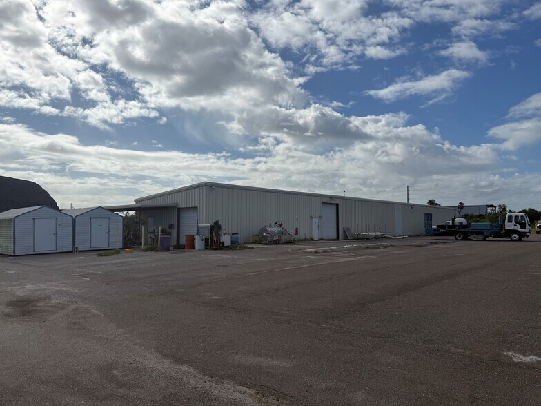 More Photos Of 12625 40th St N, Clearwater Warehouse For Lease
