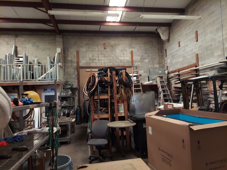 More Photos Of 131 Scarlett Blvd, Oldsmar Warehouse For Lease
