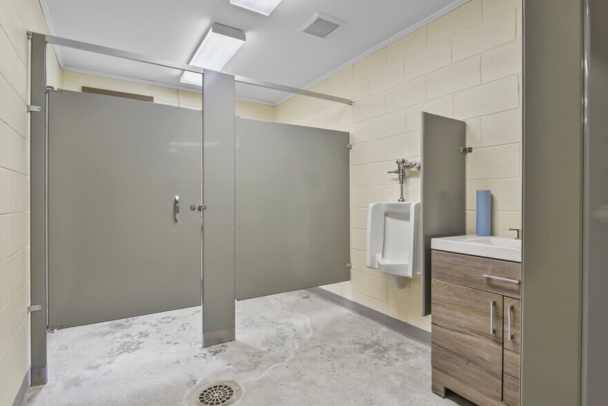 More Photos Of 88 Danielson Pike, Foster Manufacturing For Lease