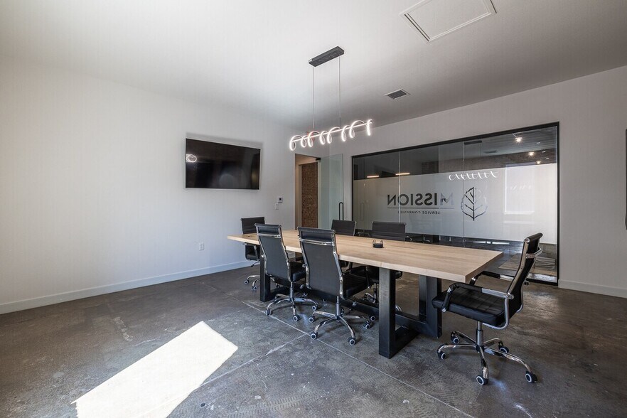 More Photos Of 611 Broadway, Lubbock Storefront For Sale
