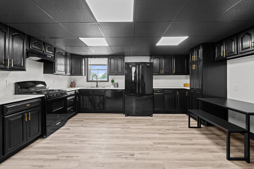 More Photos Of 2400 24th St, Rock Island Office Residential For Lease