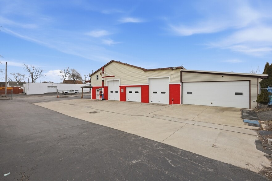 More Photos Of 2910 Louisiana Ave, Niagara Falls General Retail For Sale