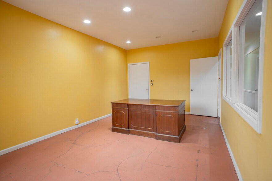 More Photos Of 910 Brenda St, Houston Warehouse For Sale