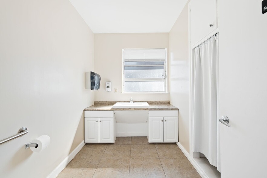 More Photos Of 1130 Bayview Dr, Fort Lauderdale Medical For Lease