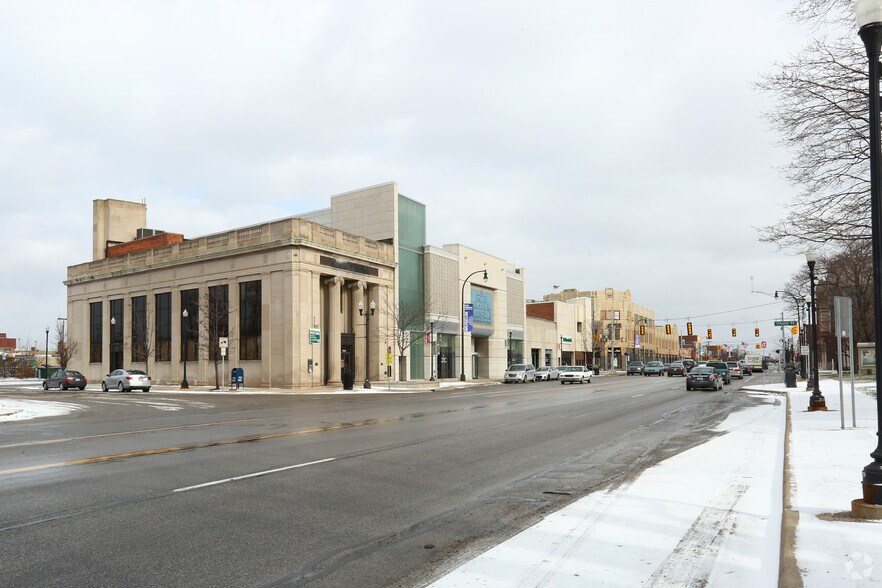 More Photos Of 13650 Michigan Ave, Dearborn Bank For Lease