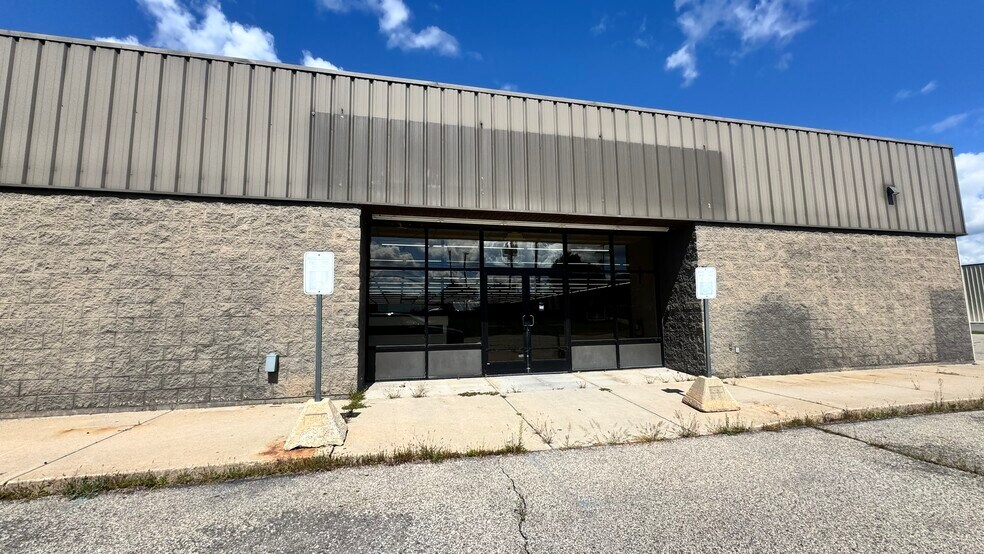 More Photos Of 1381 Main St, Edmore General Retail For Sale