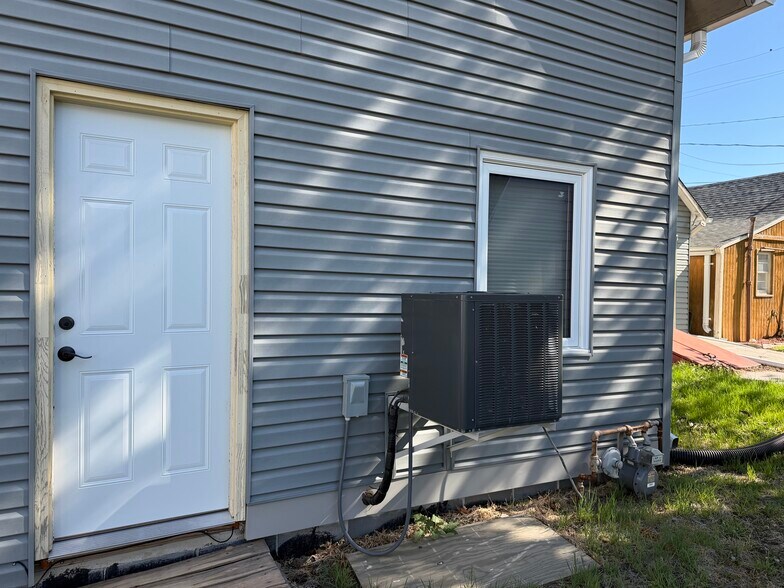 More Photos Of 105 W Vine St, Yutan General Retail For Sale