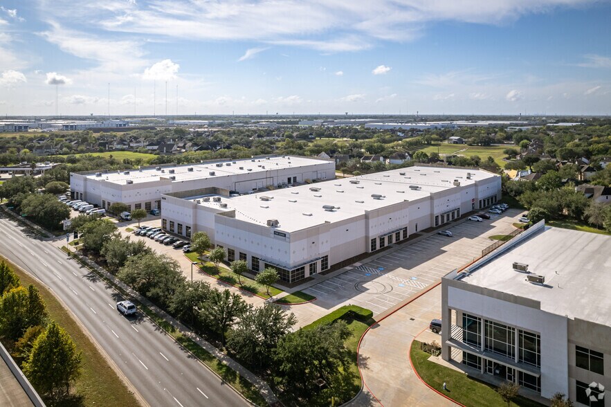 More Photos Of 10215 S Sam Houston Pky W, Houston Warehouse For Lease