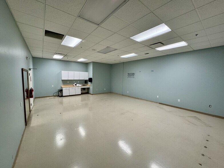 More Photos Of 1924 W International Speedway Blvd, Daytona Beach General Retail For Sale