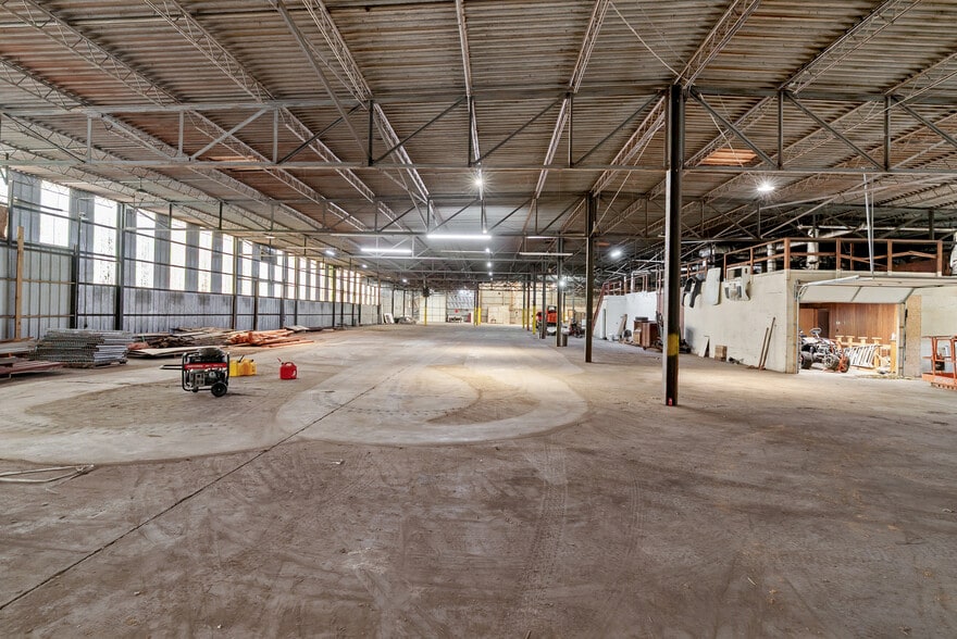 More Photos Of 4000 Memorial Blvd, Springfield Freestanding For Sale