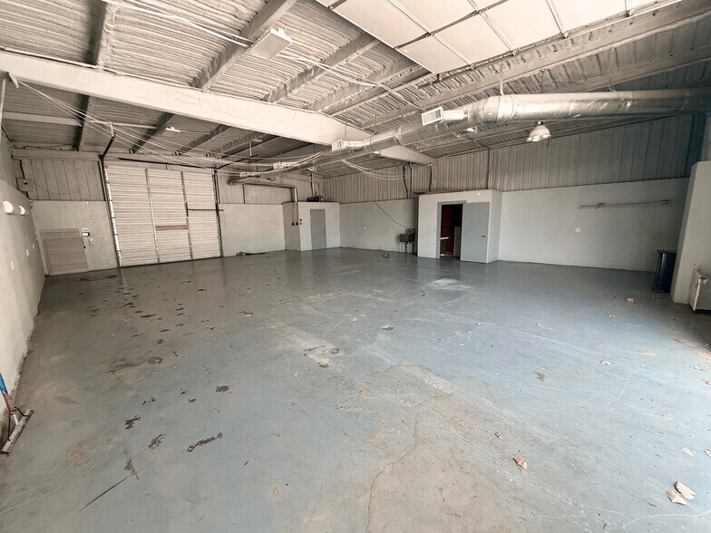 More Photos Of 309 N East St, Sherman Warehouse For Lease
