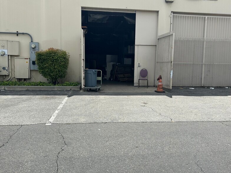 More Photos Of 219 S 3rd Ave, La Puente Warehouse For Lease