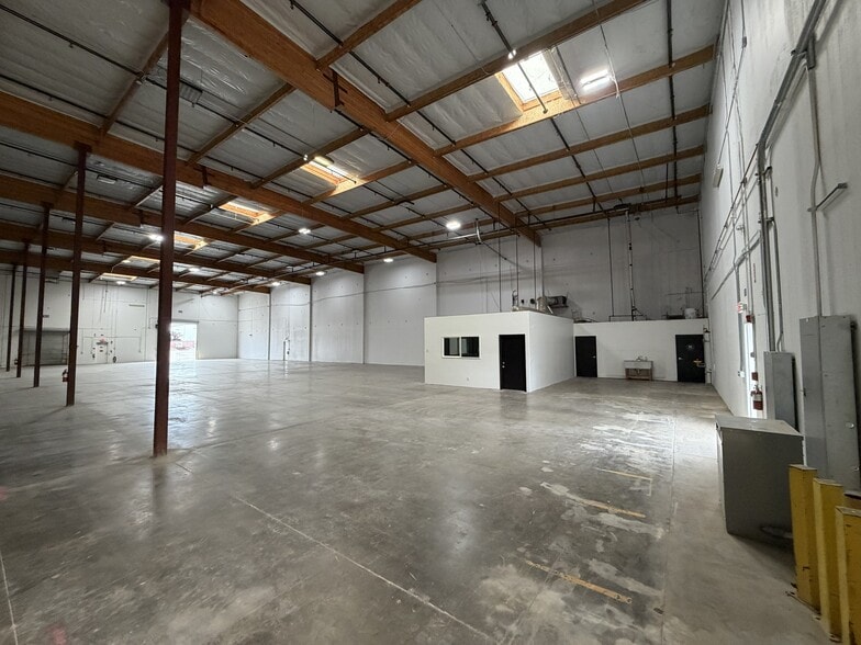 More Photos Of 1501 Aviation Blvd, Lincoln Warehouse For Lease