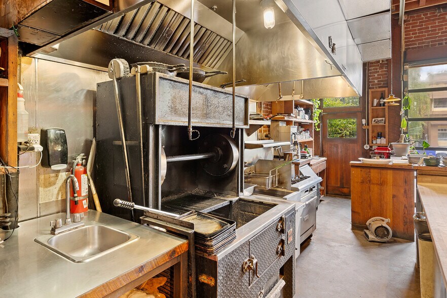 More Photos Of 711 NE Dekum St, Portland Restaurant For Sale