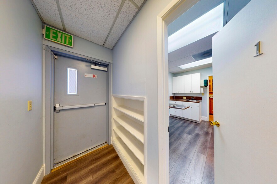 More Photos Of 7447 Martin Way E, Lacey Veterinarian Kennel For Sale