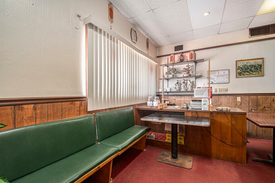 More Photos Of 108 E Ferry St, Berrien Springs Flex For Sale