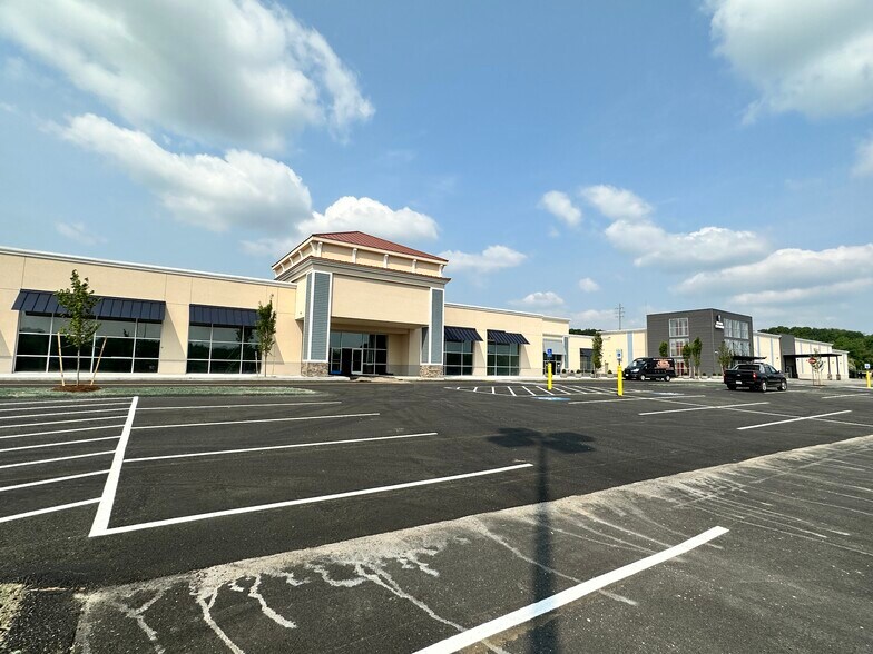 More Photos Of 262 Swansea Mall Dr, Swansea Unknown For Lease