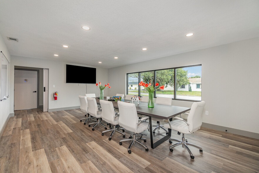 More Photos Of 390 Poinciana Dr, Melbourne Office Residential For Lease
