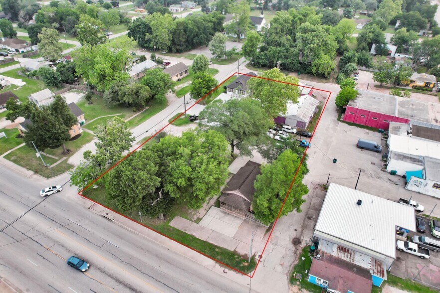 More Photos Of 108 W Montgomery St, Willis Flex For Sale