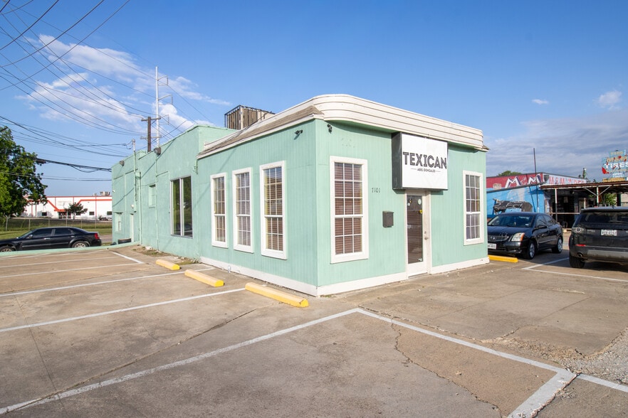 Primary Photo Of 7101 Harry Hines Blvd, Dallas Restaurant For Lease