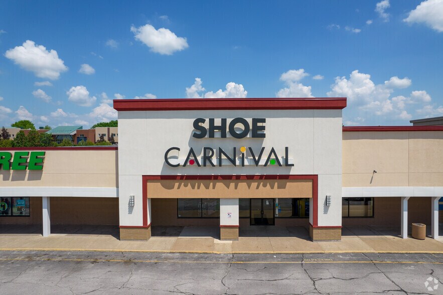 More Photos Of 902 W Kimberly Rd, Davenport General Retail For Sale