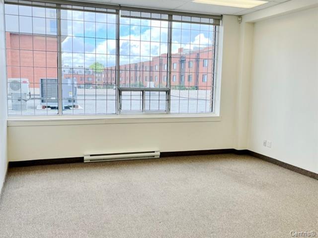 More Photos Of 4360 Ch de la Côte-de-Liesse, Mt Royal Showroom For Lease