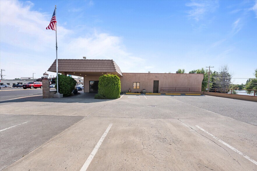 More Photos Of 100 E Broadway Ave, Moses Lake Office For Sale