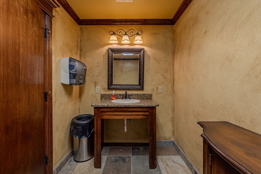 More Photos Of 1530 SW 89th St, Oklahoma City Office For Sale