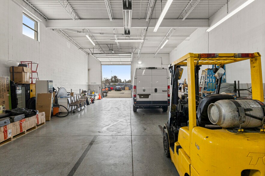 More Photos Of 32639-32645 Industrial Rd, Garden City Warehouse For Sale