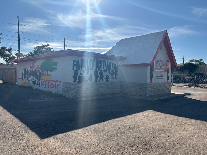 More Photos Of 518 E 34th St, Lubbock Bar For Sale