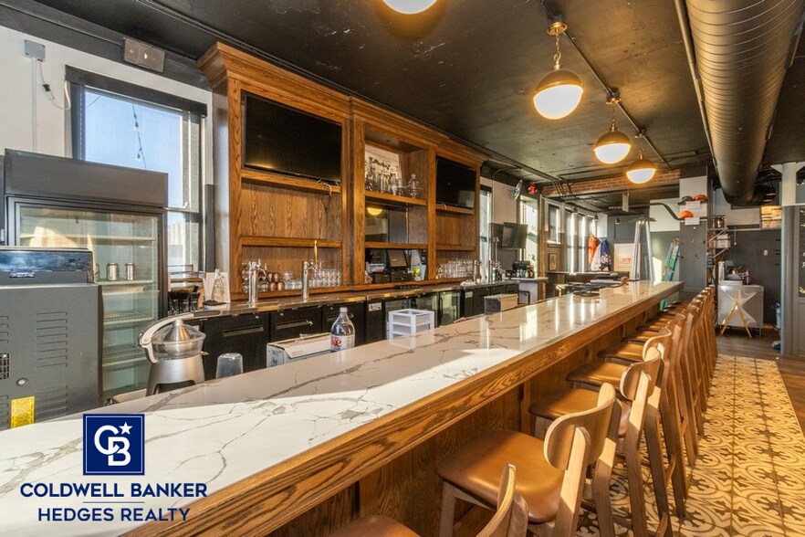 More Photos Of 916 W 9th St, Vinton Specialty For Sale