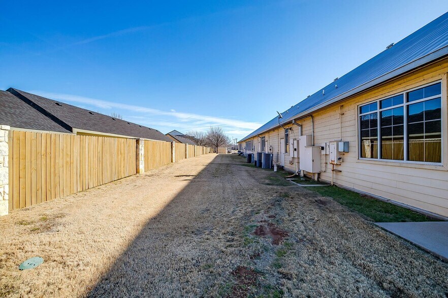 More Photos Of 1200 Crawford Ave, Granbury Medical For Lease