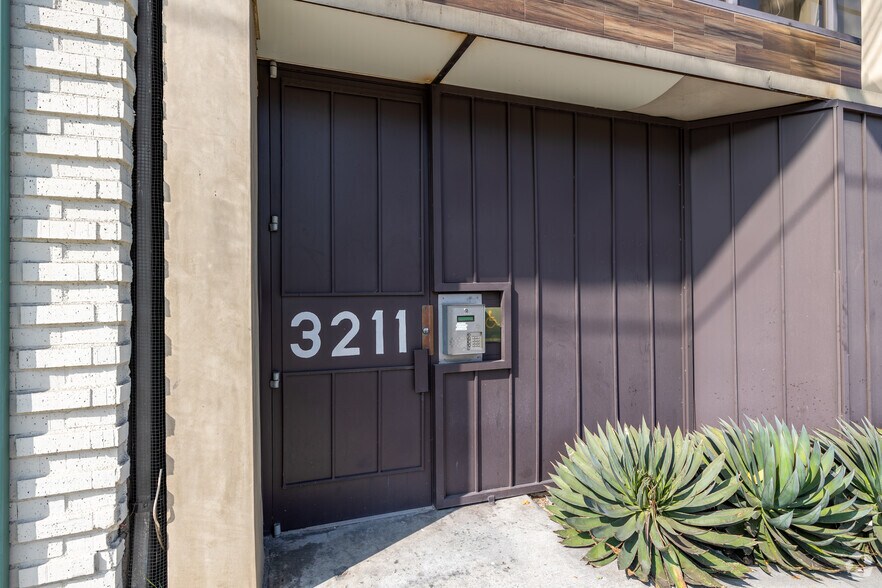 More Photos Of 3211 Cahuenga Blvd W, Los Angeles Loft Creative Space For Lease