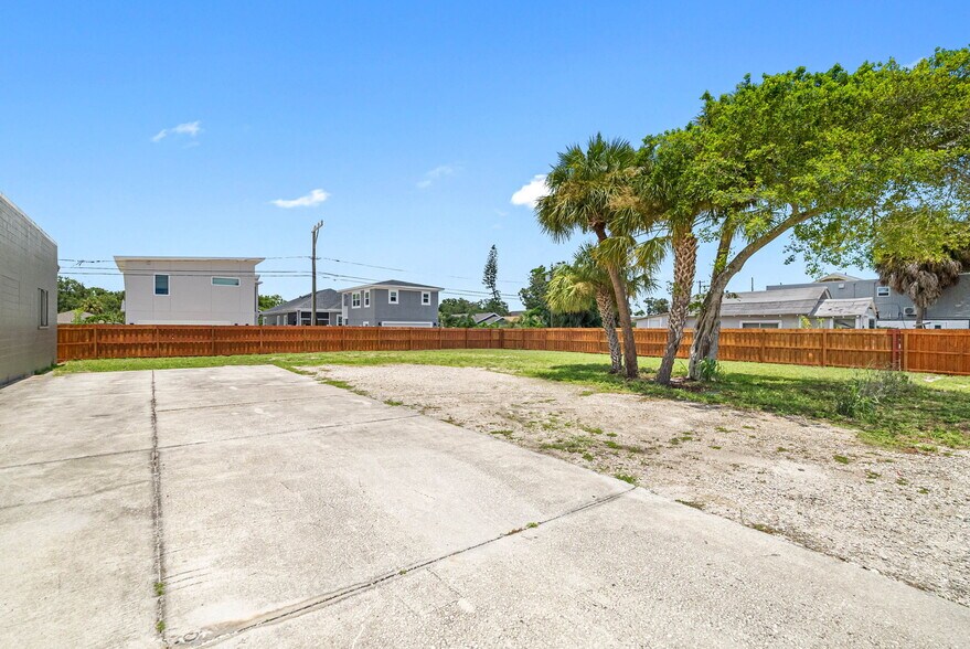 More Photos Of 2447 5th Ave S, Saint Petersburg Service For Lease