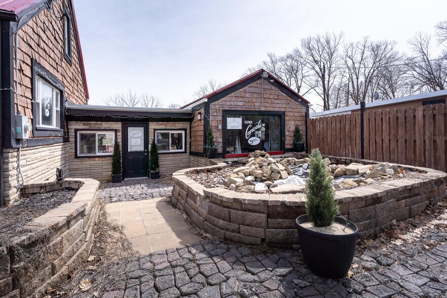 More Photos Of 565 S Meridian Rd, Youngstown Freestanding For Sale