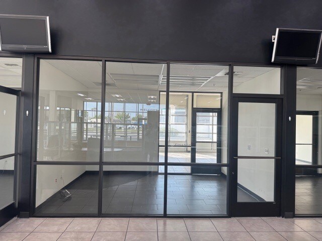 More Photos Of 4625 Wible Rd, Bakersfield Auto Dealership For Lease